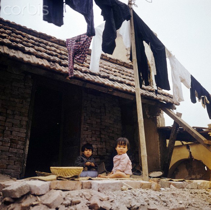 Tháng 3/1973. Hai em bé bên một ngôi nhà đổ nát ở phố Khâm Thiên. Ảnh. Werner Schulze/Corbis.